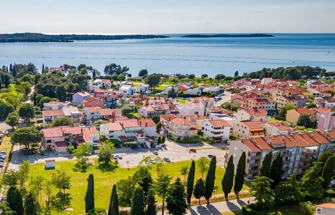 Location: Istarska županija, Fažana, Fažana. Zum Verkauf steht ein Baugrundstück mit Baugenehmigung in Fažana, 200 m vom Meer und den ersten Stränden entfernt. Das Grundstück hat eine rechteckige Form und einen asphaltierte Zugangstraße. Es wurde ein...