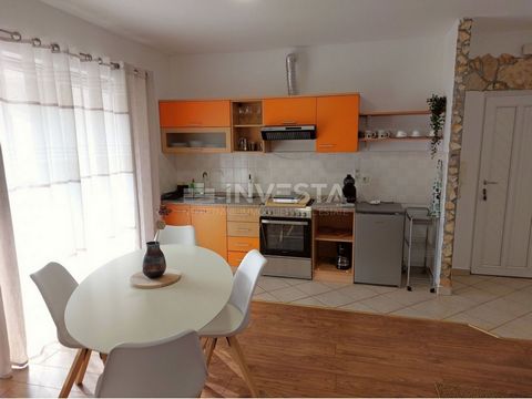 Te koop: een appartement van 44 m² gelegen op de tweede verdieping van een woongebouw in een rustige buurt aan de ingang van de stad Novigrad. Het appartement bestaat uit een keuken, eetkamer en woonkamer in een open ruimteconcept met toegang tot een...