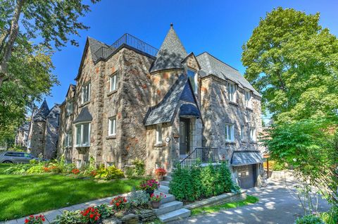 Entdecken Sie dieses prächtige Haus aus dem Jahr 1937, das sich im Herzen von Outremont in einer charmanten Sackgasse befindet. Mit 5 Schlafzimmern und 4 Bädern zeichnet es sich durch seinen einzigartigen Charakter und seine weitläufigen, lichtdurchf...