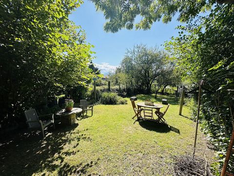 Superb volume for this stone building to be converted into a home, located in the center of the village of Taurignan Vieux 09190. Approximately 100m² on the ground with 7m high with a private garden of 200m² adjoining. Information on the risks to whi...