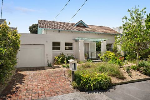 Diese einzigartige Residenz in Brighton East auf einem 640 m² großen Nord-Süd-Block in einer begehrten Lifestyle-Lage behält die Eleganz und den Charme ihrer Ursprünge aus den 1920er Jahren bei, mit Einflüssen von California Bungalow und Spanish Miss...