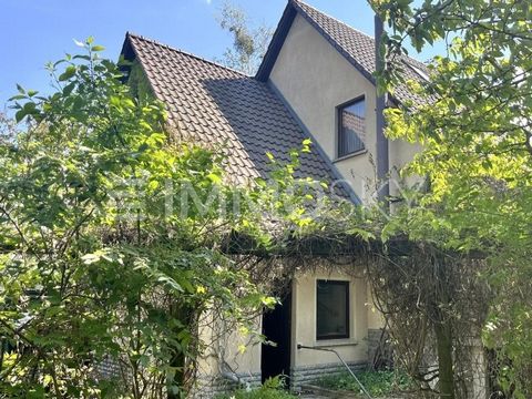 Sind Sie auf der Suche nach einem eleganten Haus mit grünem Garten und mit einem Teich? In der begehrten und ruhigen Lage von Stahnsdorf präsentiert sich dieses einzigartige Einfamilienhaus als eine wahre Ruheoase. Das Anwesen besticht durch einen wu...