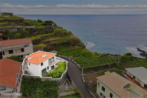 Schöne Villa mit 2 Schlafzimmern - Moderner traditioneller Stil in der malerischen Gemeinde Seixal, Gemeinde Porto Moniz (Madeira). Diese Villa befindet sich auf einem Grundstück mit toller Sonneneinstrahlung, im zentralen Bereich von Seixal, nur 2 G...