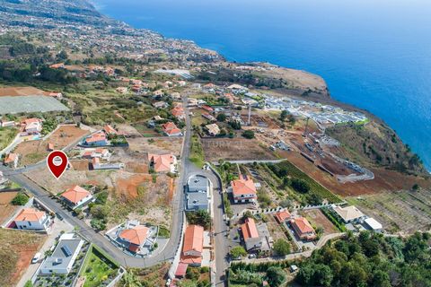 Unique opportunity to invest in a 1500 m² plot of land located in the quiet and growing area of Referta, in the parish of Prazeres, in the municipality of Calheta, on Madeira Island. This land offers excellent potential for construction, with a maxim...