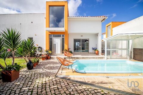 Fantástica moradia T3 + 2 com piscina e vista mar em Ericeira Venha descobrir esta fantástica moradia isolada com piscina e vista para o mar em Santo Isidoro. - Situa-se a menos de 7 minutos de carro do centro de Ericeira e a 5 minutos das famosas pr...