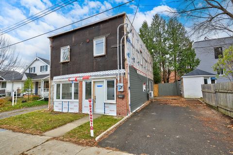 Renovation opportunity in a sought-after area of the east end of Montreal. Prime location for this property built in 1938 on a corner lot. Quiet and family area, ideal for living peacefully close to all services. Solidly built with concrete block wal...