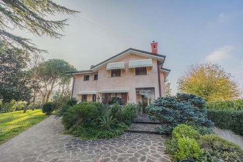 Nestled in the tranquillity of an idyllic and peaceful setting, a few minutes from the sea, this exceptional villa, built in 1989, awaits you in excellent condition. The villa is spread over several levels, each with its own charming features. In the...