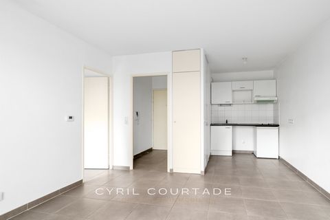 Venez découvrir cet appartement moderne et lumineux, idéalement situé dans un quartier calme et prisé de Castelnau-le-Lez. Entièrement rénové avec goût, cet appartement de 42m² vous séduira par son agencement optimisé et ses prestations de qualité. L...