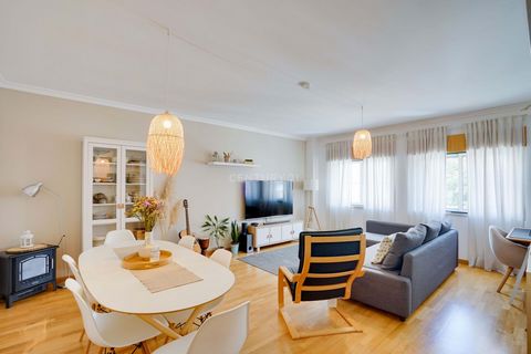 Descubra este espaçoso apartamento T3 no Prior Velho, uma excelente oportunidade de investimento imobiliário em Portugal. Com 123m² de área, este imóvel combina conforto com eficiência energética, tornando-se uma escolha ideal para famílias que procu...