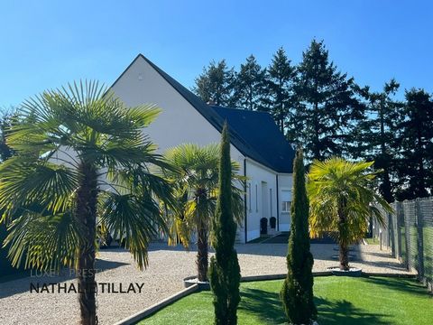 Proche Orléans, JARGEAU superbe maison d'architecte à acheter , avec piscine intérieure, très lumineuse offrant de très belles prestations et de beaux volumes résolument ouverts sur le jardin par de grandes baies vitrées. Distribuée sur 2 niveaux : 2...