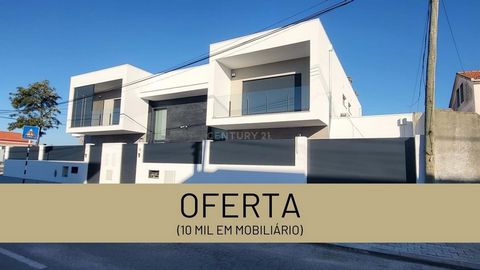 Excellent semi-detached house, with a gross private area of 169 m2 and with a gross dependent area of 36.85 m2, in the process of construction.Fernão Ferro is a quiet area, where the villas with the pine forest reign in the surroundings and, simultan...