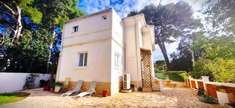 Située à Châteauneuf-les-Martigues, cette très belle maison rénovée avec gout et baignée de lumière, bénéficie d'un environnement paisible. Proche des commerces locaux et des écoles, elle offre un cadre de vie idéal pour les familles en quête de tran...