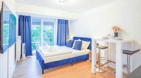 Wunderschöne Wohnung in bester rechtsrheinischer Lage (Köln Deutz). Die Wohnung ist umfangreich und hochwertig möbliert und bietet neben der vollständig ausgestatteten Küche auch mehrere Sets Bettwäsche und Handtücher. Eine Waschmaschine befindet sic...