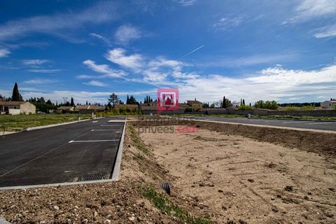 Pascal BECOURT vous propose à la vente ce terrain plat constructible de plus de 644m2. A l'entrée du village d'Aubignan, en campagne, un terrain à bâtir d'une surface de 644m², viabilisé. Eau du canal de Carpentras. Quartier résidentiel et dans un se...