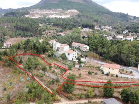 Terreno com 7200 m2 todo murado, em Mondim de Basto. Encontra-se a cerca de 1 km do rio e a 5 minutos dos Bombeiros Voluntários de Mondim de Basto. Este terreno já apresenta projeto para construção de moradia térrea com 320m2, não estando ainda subme...