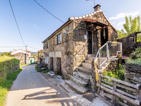 ??Moradia T2, com estilo rústico, apresenta a elegância da pedra típica da região. Localizada na freguesia de Morgade, concelho de Montalegre, situada a escassos 5 minutos da albufeira do Alto Rabagão, e a 30 minutos da cidade de Chaves. Este imóvel ...