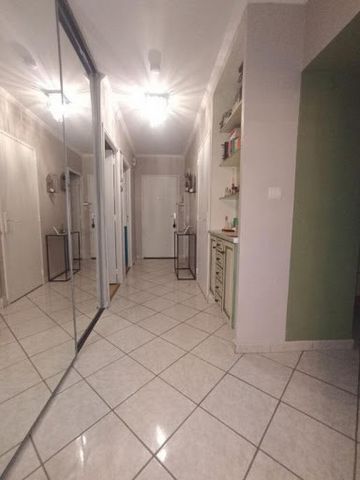 Donzère, proche de toutes les commodités. Idéal Investisseur!! VENDU LOUE Découvrez cet appartement au 3ième étage disposant d'un hall d'entrée donnant sur un espace de vie lumineux de 25 m² avec accès sur une véranda fermée sur balcon de plus de 4.5...