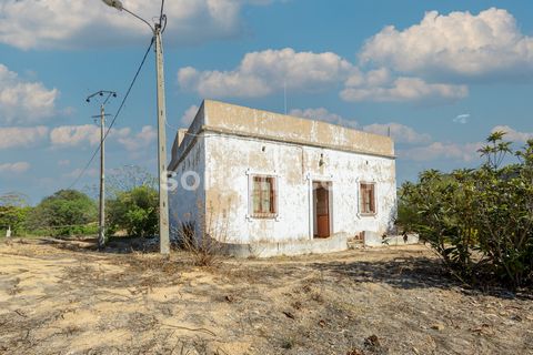 Moradia devoluta para venda em Almancil, em zona central e muito sossegada, com ótimos acessos e virada a sul. Esta moradia, localiza-se num terreno com 2500 m2, de declive plano. No terreno onde se situa a moradia, é possível a construção duma morad...