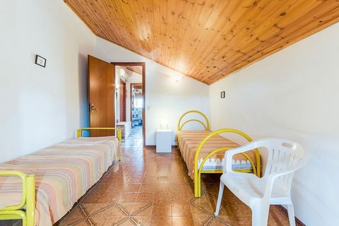 Questa splendida villa, situata a pochi passi dalle acque cristalline del mare, è la scelta ideale per chi cerca una vacanza all’insegna del relax e del comfort. La sua posizione privilegiata la rende perfetta per godere della tranquillità della cost...