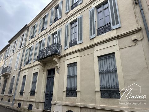 NIMES - GARE FEUCHERES APPARTEMENT T3-4 TRAVERSANT CAVE Dans un IMMEUBLE BOURGOIS; Bel appartement T3/4 traversant de 77m2 situé au1er étage; Il dispose d'une cuisine ouverte sur salon, en suivant au calme une chambre, toilettes, salle de bains. Côté...