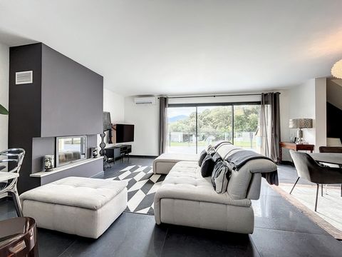 Le Bon'Appart vous propose à la vente, à 10 minutes d'Ajaccio, sur la commune de bastelicaccia, une villa F5 moderne, de standing avec une superficie d'environ 144m2, une terrasse de 45 m2 et une cave de 60m2 Cette maison récente est edifiée sur une ...