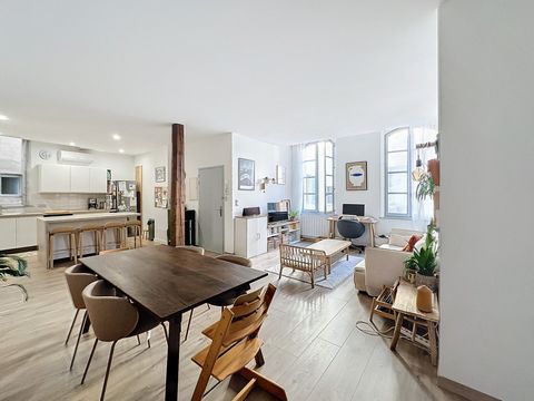 A stone's throw from Les Halles, in a completely renovated condominium, we are seduced by the light of the place: a large living room welcomes us with living room, living room and functional equipped kitchen. On the night side, 2 bedrooms with cupboa...