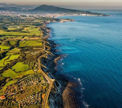 Découvrez cette somptueuse villa de prestige sur la côte basque, à proximité d'une grande agglomération et à quelques minutes de l'aéroport de Biarritz. Offrant plus de 500 m2 de surface habitables, ce bien d'exception se dresse sur un magnifique ter...