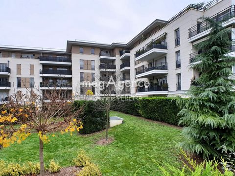 À VILLEPREUX (78450), quartier de l'Hôtel de Ville, Résidence VILLA LISA, au 3ème et dernier étage avec ascenseur, bel appartement 3 pièces, comprenant : une entrée, un séjour donnant sur balcon, un coin cuisine aménagée, un dégagement, 2 chambres do...