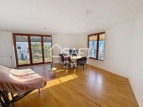 Located in the heart of Bordeaux, in the popular Saint Jean district, this apartment benefits from an ideal location just 5 minutes from the train station. Its residents will be able to easily benefit from the proximity of the tramway as well as the ...