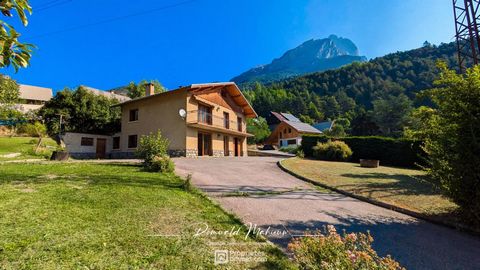 Située dans la vallée des Écrins, sur la commune de Vallouise, je vous invite à venir découvrir cette spacieuse maison de 138 m² habitables dominant la vallée. Orientée plein Sud et construite sur une parcelle de 703 m², cette maison sur deux niveaux...