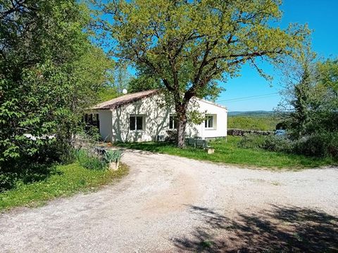 46260 LIMOGNE-EN-QUERCY. Vue dégagée jusqu'au l'horizon, l'environnement boisé. Maison contemporaine de 80m². Grand séjour avec cheminée insert. grandes baies vitrées. Ancien moulin à vent en pierre. Ruines des dépendances. Maison isolée par extérieu...