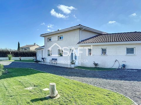 Découvrez cette superbe villa construite en 2007, située sur un terrain de 1 466 m² à Lapeyrouse-Fossat. Idéale pour une vie de famille, cette maison T5 allie confort et modernité, avec un accès facile aux commerces grâce à la proximité d’un axe pass...