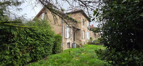 Située à Mancieulles, proche de la zone d'activité du Val de Briey, cette charmante maison mitoyenne d'un seul coté sans vis à vis, un bel extérieur avec son jardin de 8 ares environ. Nous retrouvons en extérieur plusieurs espaces distincts: une aire...