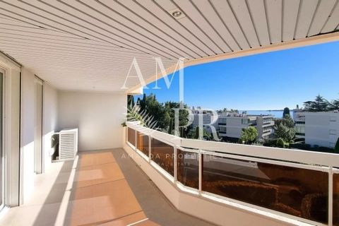 NEW - EXCLUSIVE - Our agency offers you this 113.18m² (104.39m²LC) apartment in the Basse Californie area, fully renovated to a very high standard, located in an intimate condominium just a few steps from amenities and beaches. The apartment comprise...