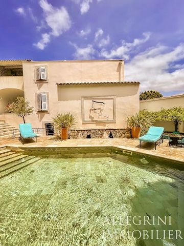 In the heart of a small village 5 minutes from Lumio, this magnificent charming residence has been renovated with noble and natural materials. The property is laid out on several plots including an orchard on terraces planted with citrus fruits, a la...