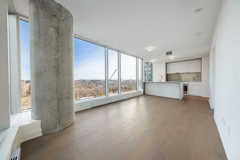 Solstice is a prestigious building in downtown Montreal on de la Montagne street. The unit features big floor-to-ceiling windows with stunning views, in addition to high-end amenities it offers easy access to transportation, shops, restaurants, and i...