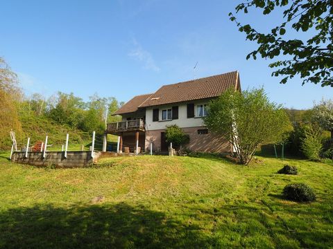 Exclusif secteur Auxelles Bas sur un terrain de 1574 m2 située au calme, spacieuse maison composée de : Au rez de chaussée d'une cuisine entièrement équipée ouverte sur un confortable salon -séjour avec accès direct sur la terrasse, deux chambres, un...