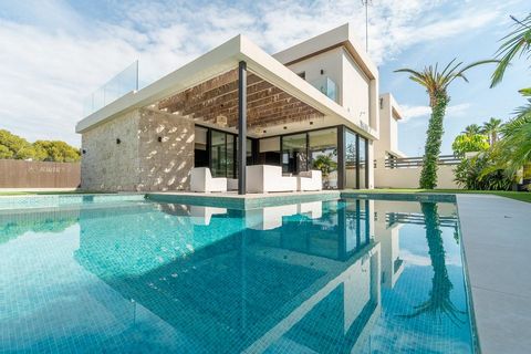 Exclusieve Villa in Los Balcones, Torrevieja: Comfort, Elegantie en Toplocatie~Ontdek deze prachtige villa gelegen in de gewilde wijk Los Balcones in Torrevieja. Met een bebouwde oppervlakte van 127 m² en een perceel van 412 m², biedt deze woning mod...