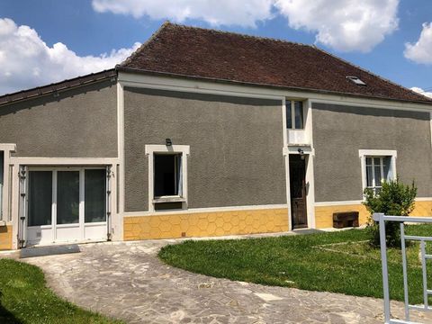 Maison familiale avec beaucoup de caractère, située dans un hameau, au calme. Elle dispose de 6 pièces, de192 M2 habitables. Bâtie sur un beau terrain de 1435 M2 en zone non-inondable. Au rez-de-chaussée, une belle entrée dessert : Une vaste cuisine ...