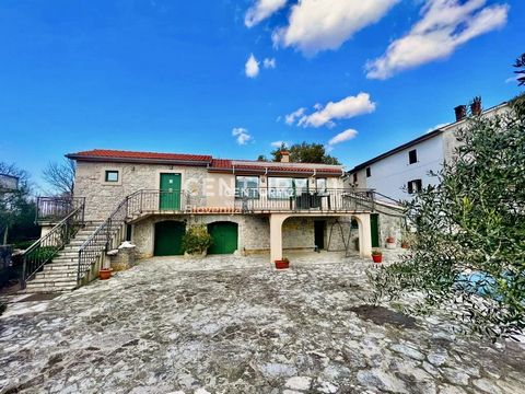 Une belle maison individuelle en pierre de style méditerranéen avec une piscine est à vendre. Cette propriété unique, située dans un endroit calme près de Malinska, se compose du rez-de-chaussée et du premier étage et d’un grand jardin avec piscine. ...