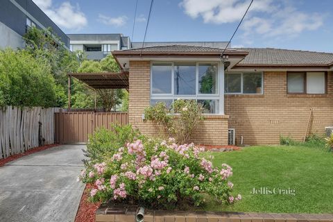 Beautifully elevated to capture spectacular mountain views, this neat 3 bedroom, 2 bathroom single-level villa reveals the perfect opportunity for first home buyers, downsizers, renovators and savvy investors. Welcomed by timber floors, effortless in...