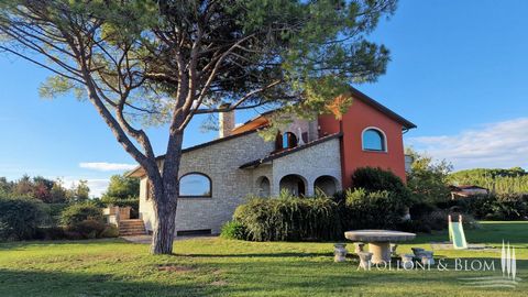 Con giardino e vialetto privato, villa su tre piani con comforts moderni, pannelli solari, termocamino, garage doppio, in vendita a Castiglione del Lago. Situata in una delle zone più incantevoli dell’Umbria vicino al Lago Trasimeno, questa villa di ...