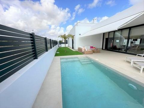 We zijn verheugd om exclusief deze prachtige villa aan te bieden die bijna nieuw is en op slechts 500 meter van het strand. Het pand is slechts 5 maanden oud en helaas verhuizen de eigenaren vanwege onvoorziene omstandigheden. De eigenaren hebben vee...