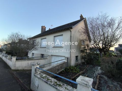 Located in Pouancé (49420), this charming 135 m² house is set on 720 m² of land. Offering a peaceful and friendly setting, this property benefits from a construction dating from 1963. The surrounding area is full of structures, ranging from local sho...