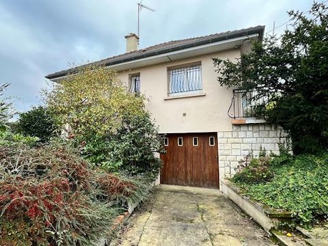 Stéphane LAROBE vous propose dans un quartier agréable et calme d'Yzeure, cette maison élevée sur sous sol sur un terrain de 800 m2 très arboré, à la fois proche du centre ville et de l'accès à la voie rapide. Celle-ci dispose d'une entrée distribuan...