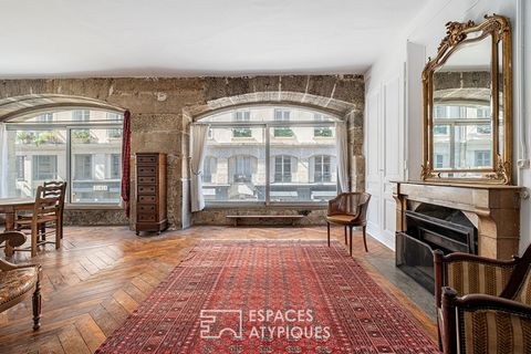 Located on Place des Celestins, in the heart of the second arrondissement of Lyon, this 85m2 Carrez apartment (92m2 on the ground), is located in the former Celestins cloister dating from the twelfth century. A real place steeped in history, here, al...