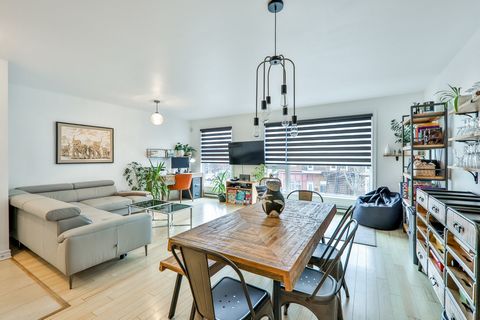 ¡Perfecto para compradores por primera vez! Ubicado en una zona codiciada cerca de todas las tiendas y servicios de Ontario Street, este luminoso condominio de 2 dormitorios orientado al sur seguramente lo conquistará. La cocina bellamente renovada c...