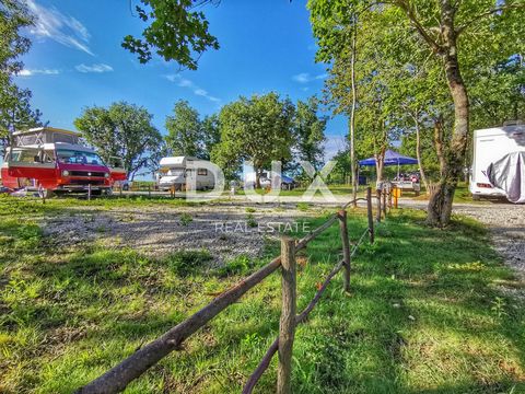 ISTRIA, PAZIN - Obóz w sercu Istrii, możliwości biznesowe! Kemping ten, położony w sercu Istrii, zaledwie 4 km od zjazdu z autostrady, na skrzyżowaniu dróg Pazin-Rovinj, Pazin-Poreč, Pazin-Pula i Pazin-Labin, jest idealny dla gości, którzy chcą zwied...