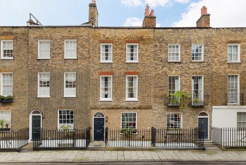 Cette magnifique maison en pleine propriété sur Molyneux Street, l’une des rues les plus recherchées de Marylebone, a été magistralement réaménagée et agrandie à 1 800 pieds carrés. La propriété marie son caractère géorgien d’origine avec un design c...