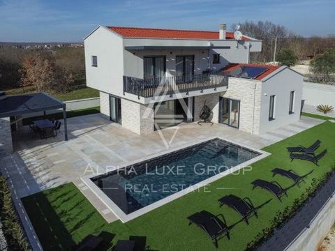 Poreč, Istria - Nuova villa con piscina Situata in un tranquillo villaggio a soli 10 km dai servizi più vicini, questa splendida villa nuova a Poreč, Istria, offre pace e lusso. La proprietà comprende 180 m² di spazio abitativo su un terreno di 792 m...